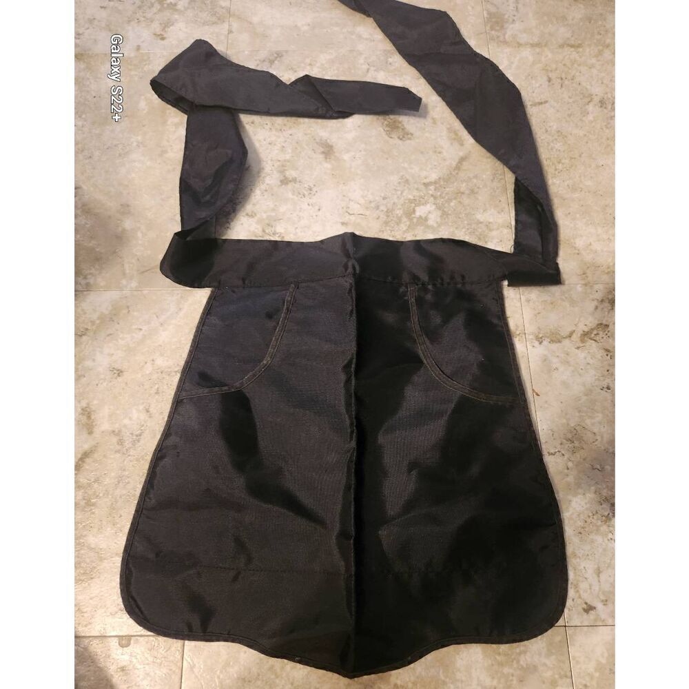 SL Small black serving apron with patch pockets
